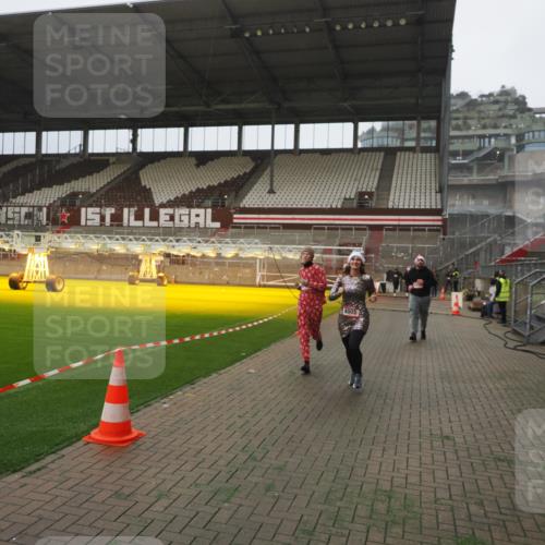 07.12.2025 - St. Pauli X-Mass-Run No. 15 Fabian Wolf http://msf.ph/oto/9367315 07.12.2025 10:23:22 Ziel 2508, 2511, 3052, 3078, 3079, 4005, 4141, 4458 meine-sportfotos.de