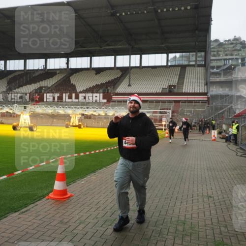 07.12.2025 - St. Pauli X-Mass-Run No. 15 Fabian Wolf http://msf.ph/oto/9367326 07.12.2025 10:23:26 Ziel 2508, 2511, 3052, 4005, 4141, 4145, 4458, 4549 meine-sportfotos.de