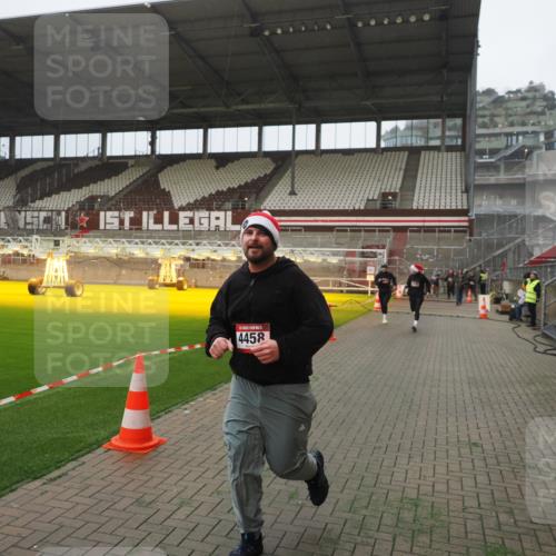 07.12.2025 - St. Pauli X-Mass-Run No. 15 Fabian Wolf http://msf.ph/oto/9367327 07.12.2025 10:23:26 Ziel 2508, 2511, 3052, 4005, 4141, 4145, 4458, 4549 meine-sportfotos.de