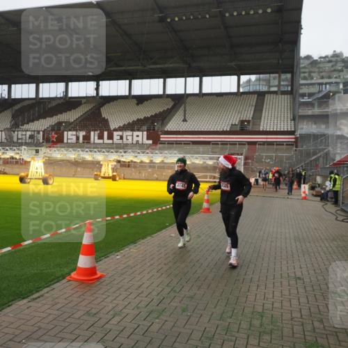 07.12.2025 - St. Pauli X-Mass-Run No. 15 Fabian Wolf http://msf.ph/oto/9367330 07.12.2025 10:23:29 Ziel 638, 3644, 3649, 4005, 4141, 4145, 4458, 4549 meine-sportfotos.de