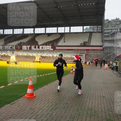 07.12.2025 - St. Pauli X-Mass-Run No. 15 Fabian Wolf http://msf.ph/oto/9367331 07.12.2025 10:23:29 Ziel 638, 3644, 3649, 4005, 4141, 4145, 4458, 4549 meine-sportfotos.de