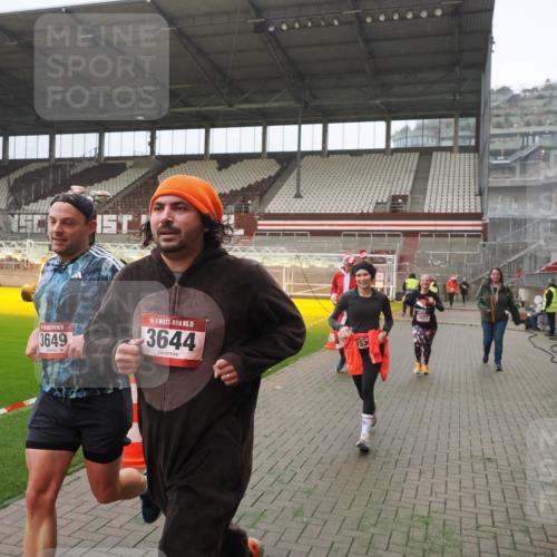 07.12.2025 - St. Pauli X-Mass-Run No. 15 Fabian Wolf http://msf.ph/oto/9367340 07.12.2025 10:23:37 Ziel 638, 3539, 3644, 3649, 3887, 3890, 4145, 4549 meine-sportfotos.de