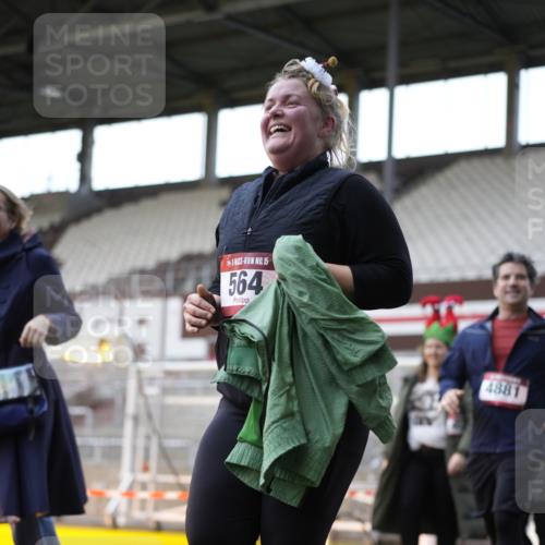 07.12.2025 - St. Pauli X-Mass-Run No. 15 Patografie http://msf.ph/oto/9367371 07.12.2025 10:50:42 Ziel 381, 564, 1726, 1729, 1730, 2737, 2738, 2763, 3368, 4535, 4537, 4760, 4881 meine-sportfotos.de