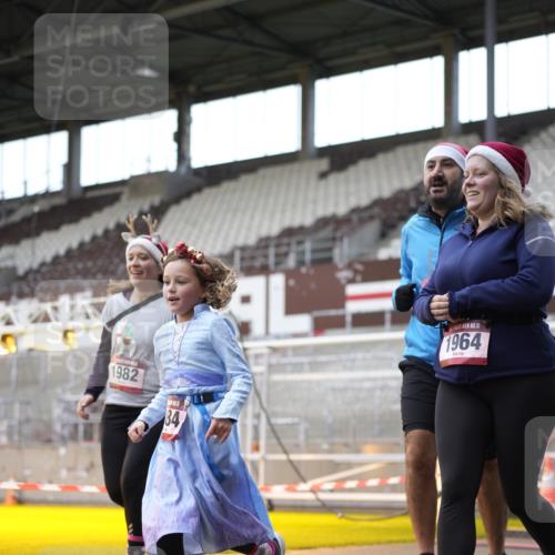 07.12.2025 - St. Pauli X-Mass-Run No. 15 Patografie http://msf.ph/oto/9367432 07.12.2025 10:51:48 Ziel 275, 328, 1964, 1982, 1984, 2165, 2287, 2289, 2553, 2593, 2607, 2836, 2837, 3223, 3228, 4550, 4862 meine-sportfotos.de