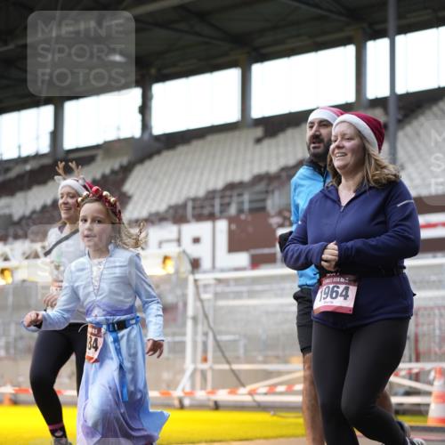 07.12.2025 - St. Pauli X-Mass-Run No. 15 Patografie http://msf.ph/oto/9367433 07.12.2025 10:51:48 Ziel 275, 328, 1964, 1982, 1984, 2165, 2287, 2289, 2553, 2593, 2607, 2836, 2837, 3223, 3228, 4550, 4862 meine-sportfotos.de