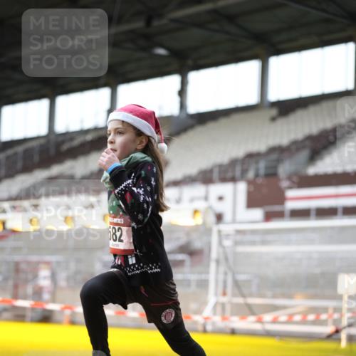 07.12.2025 - St. Pauli X-Mass-Run No. 15 Patografie http://msf.ph/oto/9367659 07.12.2025 10:58:56 Ziel 582, 606, 907, 1160, 1174, 1451, 1453, 1456, 1458, 1459, 1476, 1508 meine-sportfotos.de