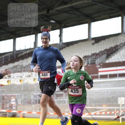 07.12.2025 - St. Pauli X-Mass-Run No. 15 Patografie http://msf.ph/oto/9367716 07.12.2025 11:00:21 Ziel 225, 435, 440, 611, 985, 988, 1721, 3952, 4478, 4793 meine-sportfotos.de
