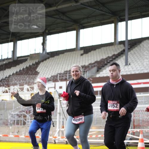 07.12.2025 - St. Pauli X-Mass-Run No. 15 Patografie http://msf.ph/oto/9367721 07.12.2025 11:00:24 Ziel 225, 435, 440, 611, 985, 988, 1721, 3952, 4478, 4793 meine-sportfotos.de