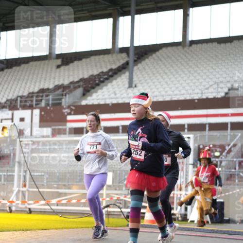 07.12.2025 - St. Pauli X-Mass-Run No. 15 Patografie http://msf.ph/oto/9367759 07.12.2025 11:01:19 Ziel 132, 139, 557, 766, 770, 771, 1300, 1367, 1615, 2251, 2252 meine-sportfotos.de
