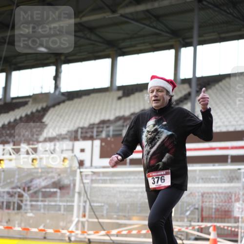 07.12.2025 - St. Pauli X-Mass-Run No. 15 Patografie http://msf.ph/oto/9367775 07.12.2025 11:01:36 Ziel 336, 376, 766, 1045, 1048, 1067, 1367, 1615, 2251 meine-sportfotos.de