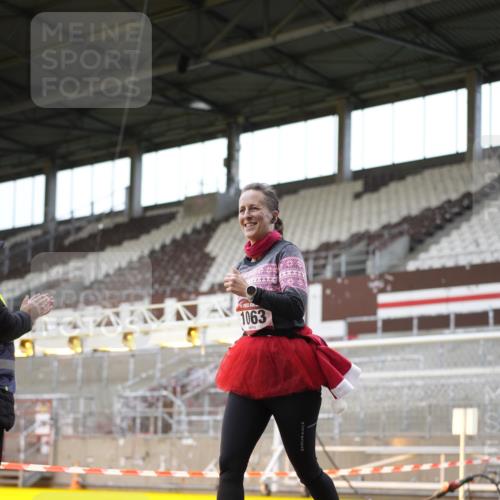 07.12.2025 - St. Pauli X-Mass-Run No. 15 Patografie http://msf.ph/oto/9367824 07.12.2025 11:02:36 Ziel 20, 25, 542, 547, 746, 747, 749, 751, 1063 meine-sportfotos.de