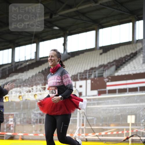 07.12.2025 - St. Pauli X-Mass-Run No. 15 Patografie http://msf.ph/oto/9367825 07.12.2025 11:02:36 Ziel 20, 25, 542, 547, 746, 747, 749, 751, 1063 meine-sportfotos.de