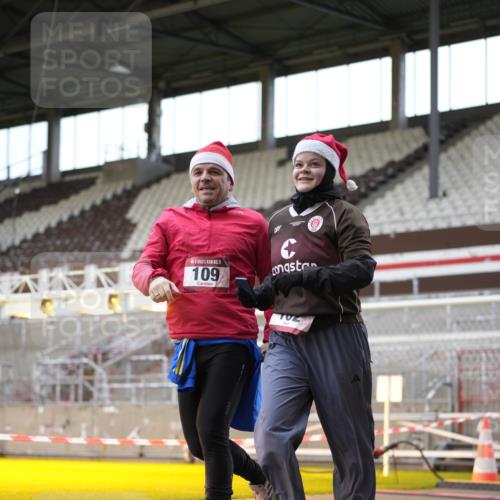 07.12.2025 - St. Pauli X-Mass-Run No. 15 Patografie http://msf.ph/oto/9367878 07.12.2025 11:03:24 Ziel 61, 64, 102, 109, 186, 853, 1850 meine-sportfotos.de