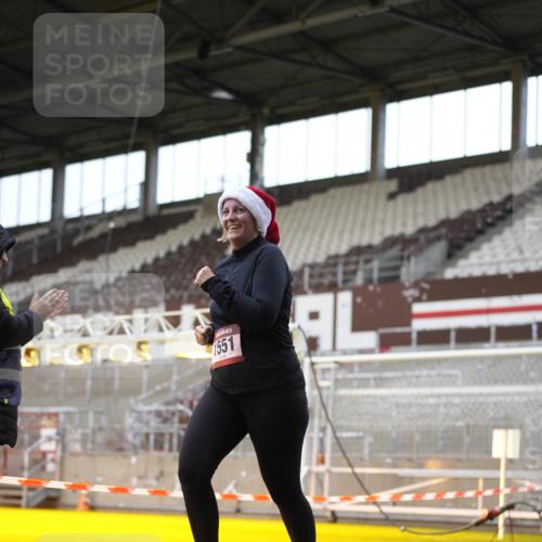 07.12.2025 - St. Pauli X-Mass-Run No. 15 Patografie http://msf.ph/oto/9367883 07.12.2025 11:03:33 Ziel 102, 109, 297, 505, 514, 1551 meine-sportfotos.de