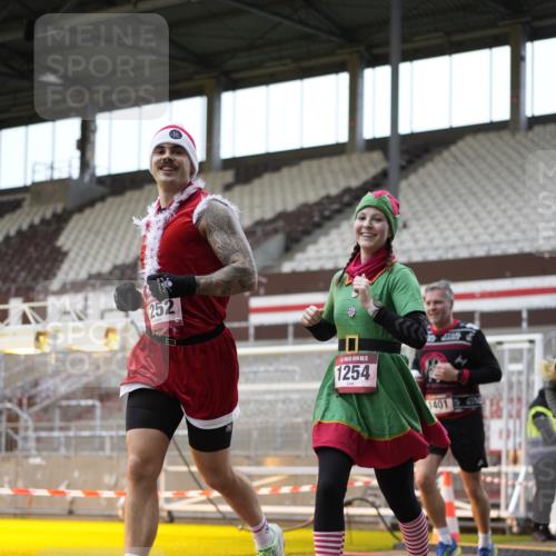 07.12.2025 - St. Pauli X-Mass-Run No. 15 Patografie http://msf.ph/oto/9367907 07.12.2025 11:04:07 Ziel 215, 216, 222, 305, 432, 734, 764, 1200, 1252, 1254, 1401, 1695, 1854, 1856 meine-sportfotos.de