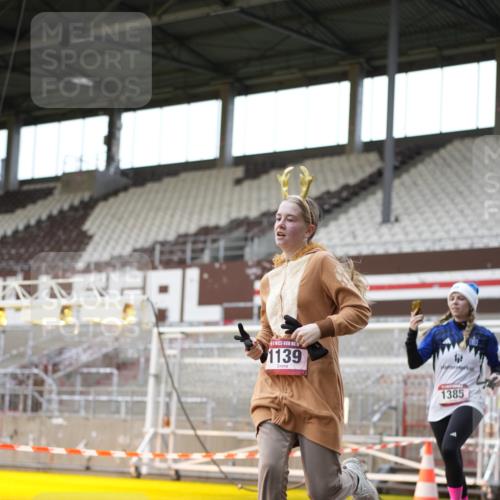 07.12.2025 - St. Pauli X-Mass-Run No. 15 Patografie http://msf.ph/oto/9367936 07.12.2025 11:03:02 Ziel 151, 160, 502, 574, 599, 602, 612, 748, 875, 880, 953, 1102, 1139, 1199, 1385, 1644, 1668, 1670, 4809 meine-sportfotos.de