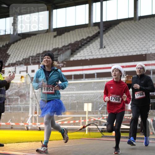 07.12.2025 - St. Pauli X-Mass-Run No. 15 Patografie http://msf.ph/oto/9368000 07.12.2025 11:04:14 Ziel 126, 215, 216, 285, 305, 700, 702, 734, 740, 764, 1200, 1252, 1254, 1401, 1695, 1766, 1769, 1852, 1854, 1856 meine-sportfotos.de