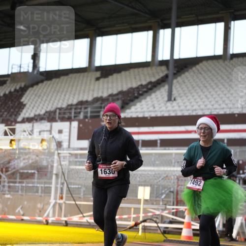 07.12.2025 - St. Pauli X-Mass-Run No. 15 Patografie http://msf.ph/oto/9368045 07.12.2025 11:05:08 Ziel 200, 201, 889, 1152, 1492, 1630 meine-sportfotos.de