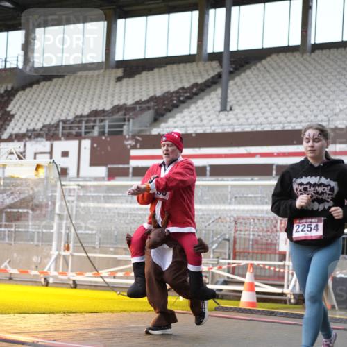 07.12.2025 - St. Pauli X-Mass-Run No. 15 Patografie http://msf.ph/oto/9368063 07.12.2025 11:05:39 Ziel 199, 831, 924, 925, 927, 929, 932, 973, 1046, 1049, 1092, 1196, 1208, 1428, 1432, 1840, 1841, 2006, 2254, 2884, 3272, 3278 meine-sportfotos.de