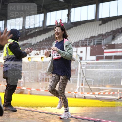 07.12.2025 - St. Pauli X-Mass-Run No. 15 Patografie http://msf.ph/oto/9368263 07.12.2025 11:08:36 Ziel 152, 155, 166, 1184, 1412, xxxx, 1424, 1464, 1491, 1625, 2259, 2893, 4471, 4584, 4819, 4830 meine-sportfotos.de