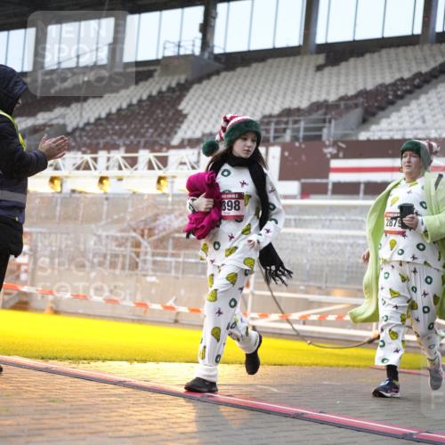 07.12.2025 - St. Pauli X-Mass-Run No. 15 Patografie http://msf.ph/oto/9368268 07.12.2025 11:08:47 Ziel 335, 338, 341, 1412, xxxx, 1464, 1502, 1511, 2070, 2879, 2898, 4471 meine-sportfotos.de