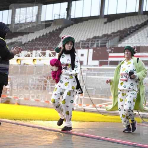 07.12.2025 - St. Pauli X-Mass-Run No. 15 Patografie http://msf.ph/oto/9368269 07.12.2025 11:08:47 Ziel 335, 338, 341, 1412, xxxx, 1464, 1502, 1511, 2070, 2879, 2898, 4471 meine-sportfotos.de