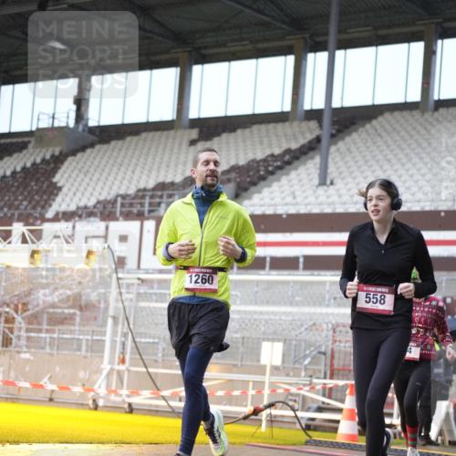 07.12.2025 - St. Pauli X-Mass-Run No. 15 Patografie http://msf.ph/oto/9368292 07.12.2025 11:09:07 Ziel 44, 51, 335, 495, 496, 558, 619, 1110, 1136, 1138, 1140, 1205, 1211, 1260, 1574 meine-sportfotos.de
