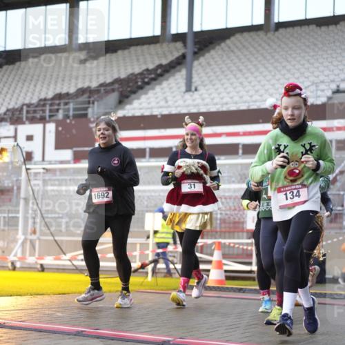 07.12.2025 - St. Pauli X-Mass-Run No. 15 Patografie http://msf.ph/oto/9368355 07.12.2025 11:10:26 Ziel 29, 30, 31, 42, 49, 53, 122, 134, 745, 980, 1064, 1066, 1298, 1299, 1398, 1692, 1694, 1697, 1739, 1740, 2371, 3124, 3136 meine-sportfotos.de
