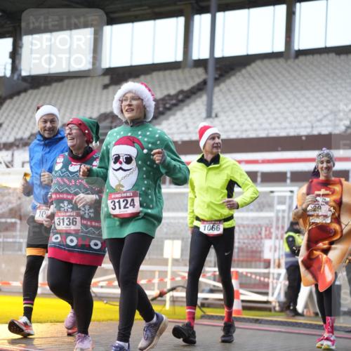 07.12.2025 - St. Pauli X-Mass-Run No. 15 Patografie http://msf.ph/oto/9368363 07.12.2025 11:10:30 Ziel 29, 30, 31, 42, 49, 53, 122, 134, 745, 980, 1064, 1066, 1298, 1380, 1398, 1692, 1694, 1697, 1739, 1740, 3124, 3136 meine-sportfotos.de
