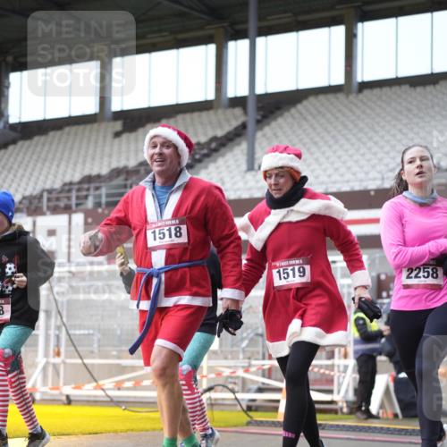 07.12.2025 - St. Pauli X-Mass-Run No. 15 Patografie http://msf.ph/oto/9368388 07.12.2025 11:11:02 Ziel 48, 660, 667, 669, 697, 698, 1518, 1519, 1707, 2258, 2616, 2742 meine-sportfotos.de