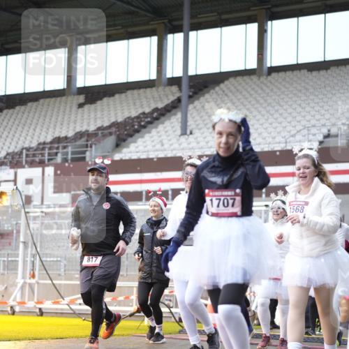 07.12.2025 - St. Pauli X-Mass-Run No. 15 Patografie http://msf.ph/oto/9368393 07.12.2025 11:11:08 Ziel 48, 411, 660, 697, 698, 777, 787, 788, 812, 815, 817, 832, 841, 909, 1145, 1146, 1147, 1518, 1519, 1557, 1565, 1568, 1619, 1707, 2258, 2742, 4801, 4813 meine-sportfotos.de