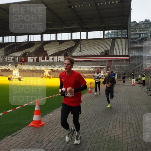 07.12.2025 - St. Pauli X-Mass-Run No. 15 Fabian Wolf http://msf.ph/oto/9368443 07.12.2025 09:51:17 Ziel 13, 615, 1258, 2030, 2135, 2646, 3110, 4273 meine-sportfotos.de