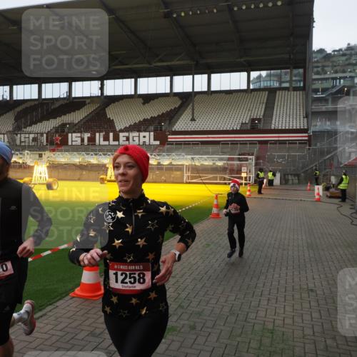 07.12.2025 - St. Pauli X-Mass-Run No. 15 Fabian Wolf http://msf.ph/oto/9368463 07.12.2025 09:51:22 Ziel 13, 1258, 2030, 2135, 2646, 3110, 4273 meine-sportfotos.de