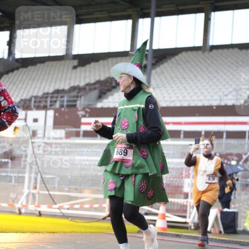 07.12.2025 - St. Pauli X-Mass-Run No. 15 Patografie http://msf.ph/oto/9368477 07.12.2025 11:11:39 Ziel 679, 689, 690, 1186, 1321, 1589, 1711, 1714, 1767 meine-sportfotos.de