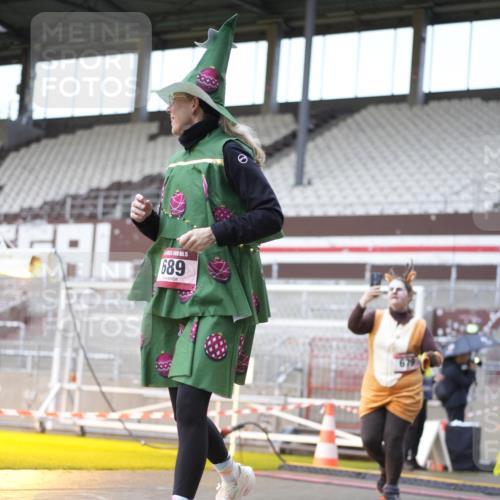 07.12.2025 - St. Pauli X-Mass-Run No. 15 Patografie http://msf.ph/oto/9368481 07.12.2025 11:11:39 Ziel 679, 689, 690, 1186, 1321, 1589, 1711, 1714, 1767 meine-sportfotos.de