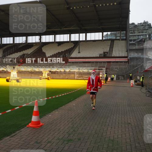 07.12.2025 - St. Pauli X-Mass-Run No. 15 Fabian Wolf http://msf.ph/oto/9368506 07.12.2025 09:51:49 Ziel 1117, 1893, 2178, 2494 meine-sportfotos.de