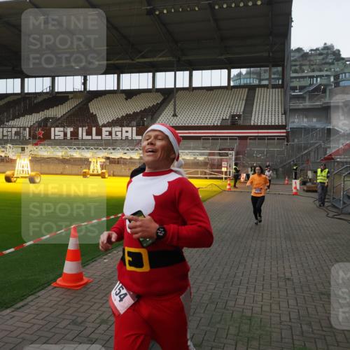 07.12.2025 - St. Pauli X-Mass-Run No. 15 Fabian Wolf http://msf.ph/oto/9368531 07.12.2025 09:52:26 Ziel 154, 195, 1296, 2034 meine-sportfotos.de