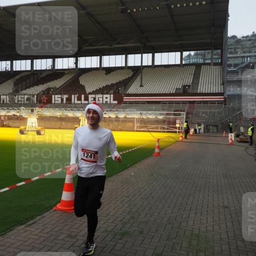07.12.2025 - St. Pauli X-Mass-Run No. 15 Fabian Wolf http://msf.ph/oto/9368561 07.12.2025 09:52:49 Ziel 1241 meine-sportfotos.de