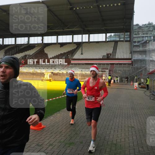 07.12.2025 - St. Pauli X-Mass-Run No. 15 Fabian Wolf http://msf.ph/oto/9368583 07.12.2025 09:53:01 Ziel 937, 1241, 1874 meine-sportfotos.de
