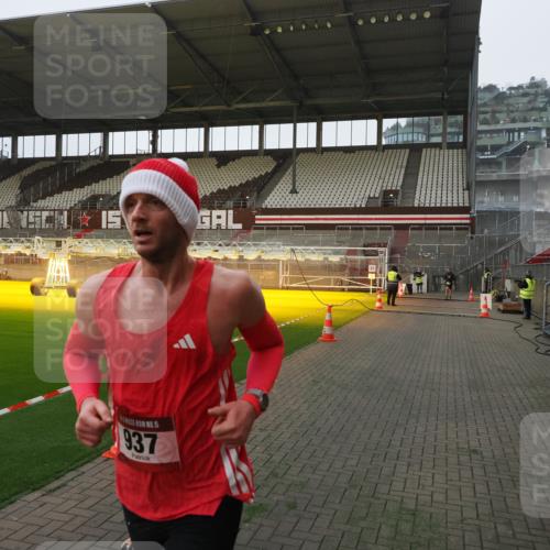07.12.2025 - St. Pauli X-Mass-Run No. 15 Fabian Wolf http://msf.ph/oto/9368586 07.12.2025 09:53:01 Ziel 937, 1241, 1874 meine-sportfotos.de