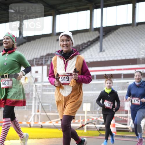 07.12.2025 - St. Pauli X-Mass-Run No. 15 Patografie http://msf.ph/oto/9368612 07.12.2025 11:12:51 Ziel 494, 681, 683, 684, 919, 1175, 1178, 1420, 1422, 1703, 3167, 4794, 4795, 4796, 4802, 4804 meine-sportfotos.de