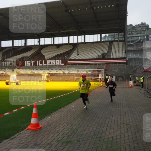 07.12.2025 - St. Pauli X-Mass-Run No. 15 Fabian Wolf http://msf.ph/oto/9368615 07.12.2025 09:53:33 Ziel 96, 115, 3684 meine-sportfotos.de