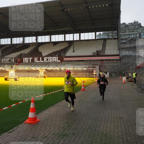 07.12.2025 - St. Pauli X-Mass-Run No. 15 Fabian Wolf http://msf.ph/oto/9368617 07.12.2025 09:53:34 Ziel 96, 115, 3684 meine-sportfotos.de