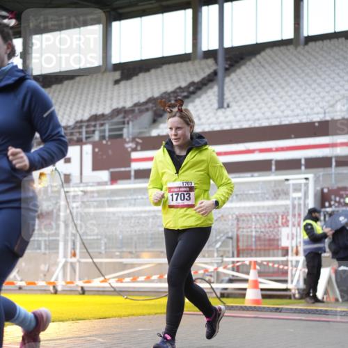07.12.2025 - St. Pauli X-Mass-Run No. 15 Patografie http://msf.ph/oto/9368620 07.12.2025 11:12:53 Ziel 494, 681, 683, 684, 919, 1175, 1178, 1703, 3167, 4794, 4795, 4796, 4802, 4804 meine-sportfotos.de