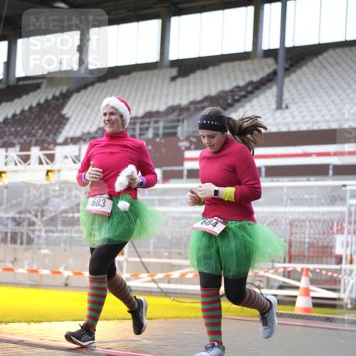 07.12.2025 - St. Pauli X-Mass-Run No. 15 Patografie http://msf.ph/oto/9368625 07.12.2025 11:12:56 Ziel 681, 683, 684, 919, 1175, 1178, 1703, 3167, 4794, 4795, 4796, 4802, 4804 meine-sportfotos.de