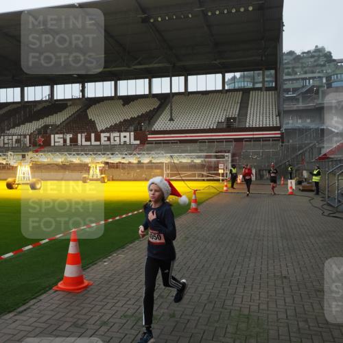 07.12.2025 - St. Pauli X-Mass-Run No. 15 Fabian Wolf http://msf.ph/oto/9368632 07.12.2025 09:53:43 Ziel 96, 115, 4050, 4061, 4062 meine-sportfotos.de