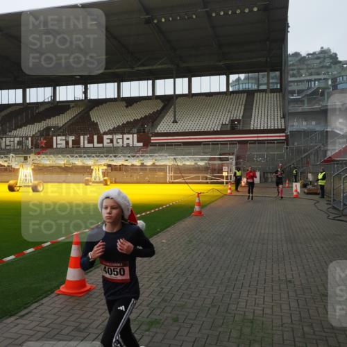 07.12.2025 - St. Pauli X-Mass-Run No. 15 Fabian Wolf http://msf.ph/oto/9368634 07.12.2025 09:53:44 Ziel 96, 115, 4050, 4061, 4062 meine-sportfotos.de