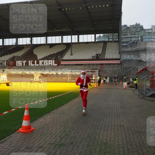 07.12.2025 - St. Pauli X-Mass-Run No. 15 Fabian Wolf http://msf.ph/oto/9368656 07.12.2025 09:53:54 Ziel 1598, 4050, 4061, 4062 meine-sportfotos.de
