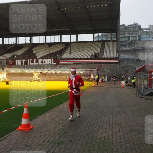 07.12.2025 - St. Pauli X-Mass-Run No. 15 Fabian Wolf http://msf.ph/oto/9368658 07.12.2025 09:53:54 Ziel 1598, 4050, 4061, 4062 meine-sportfotos.de