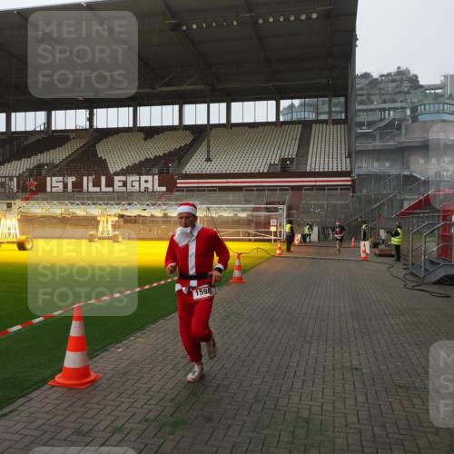 07.12.2025 - St. Pauli X-Mass-Run No. 15 Fabian Wolf http://msf.ph/oto/9368660 07.12.2025 09:53:54 Ziel 1598, 4050, 4061, 4062 meine-sportfotos.de